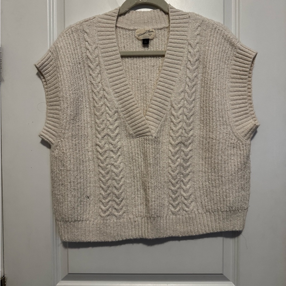 Universal Thread Women's V-Neck Sweater Vest - Cream
